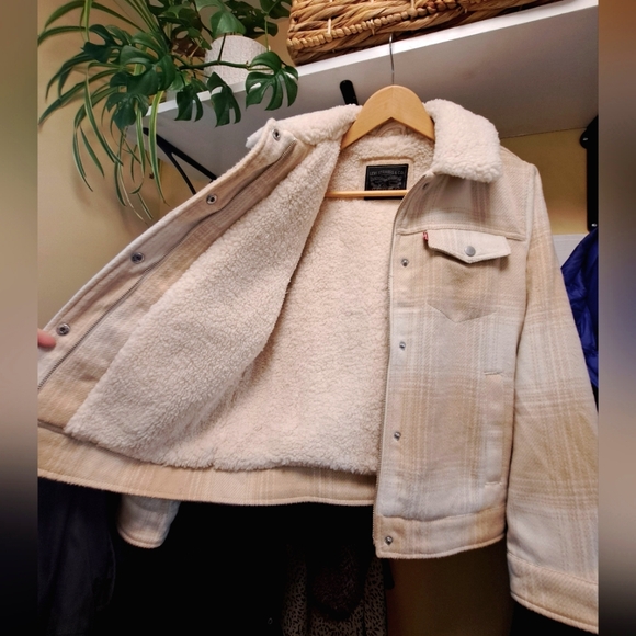 Levis Sherpa Trucker Jacket - Picture 3 of 7